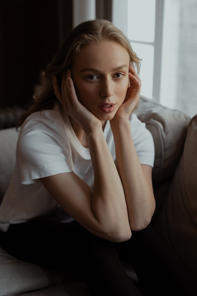 Editorial portrait photography Geneva — natural light studio session